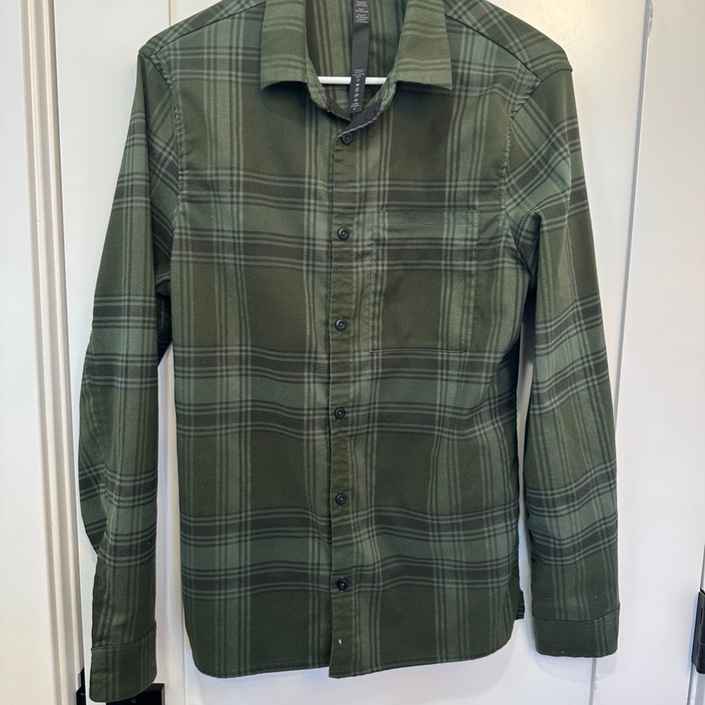 Lululemon Men's size small technical flannel button down